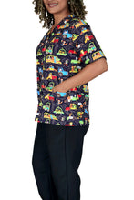 Cargar imagen en el visor de la galería, Camisa antifluidos - Carritos fondo negro
